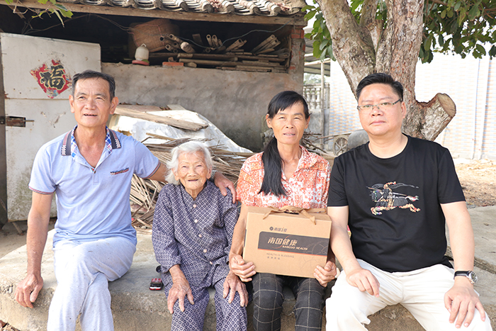 南国健康公司迎新春慰问百岁老人送温暖