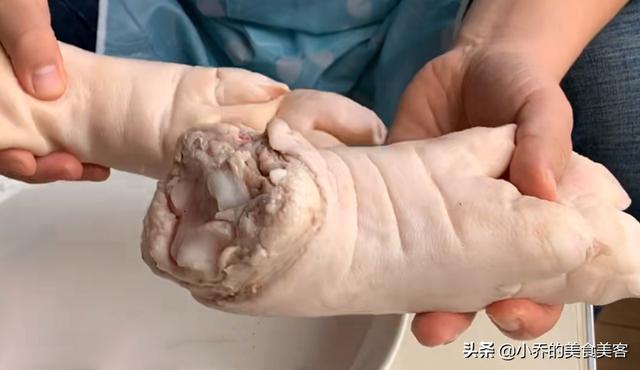 买猪蹄时要学会区分前脚和后脚两种猪蹄口感上的差别很大