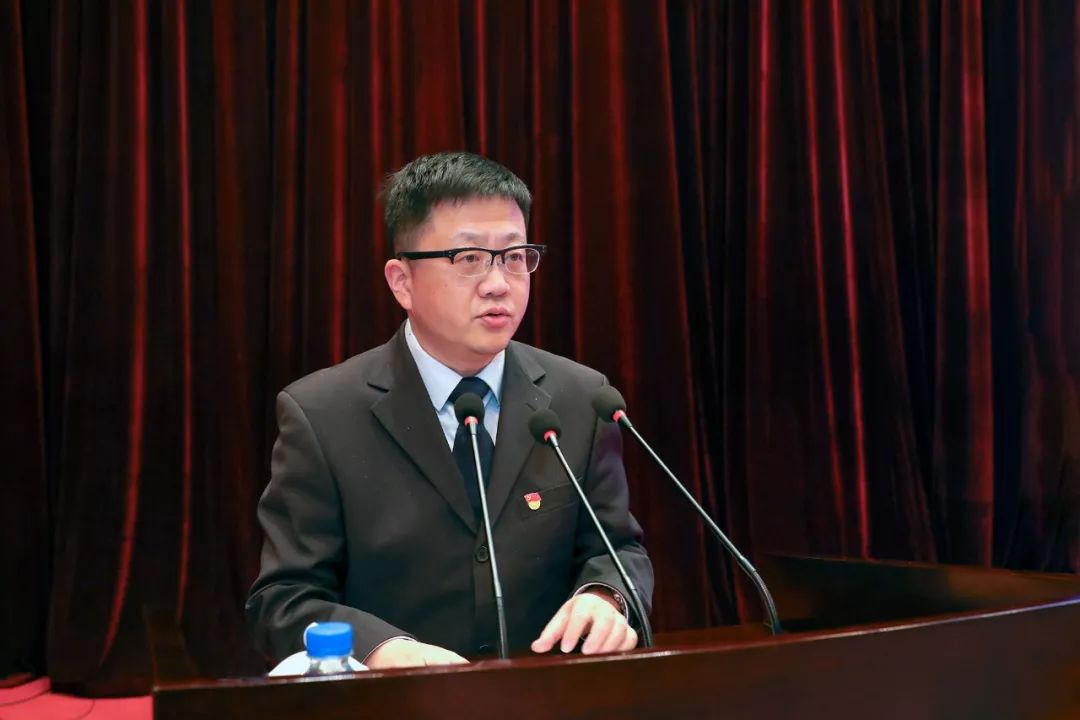 傅新宇作了题为《全面对标找差 提升体系能力 奋力成为区域先进的产业