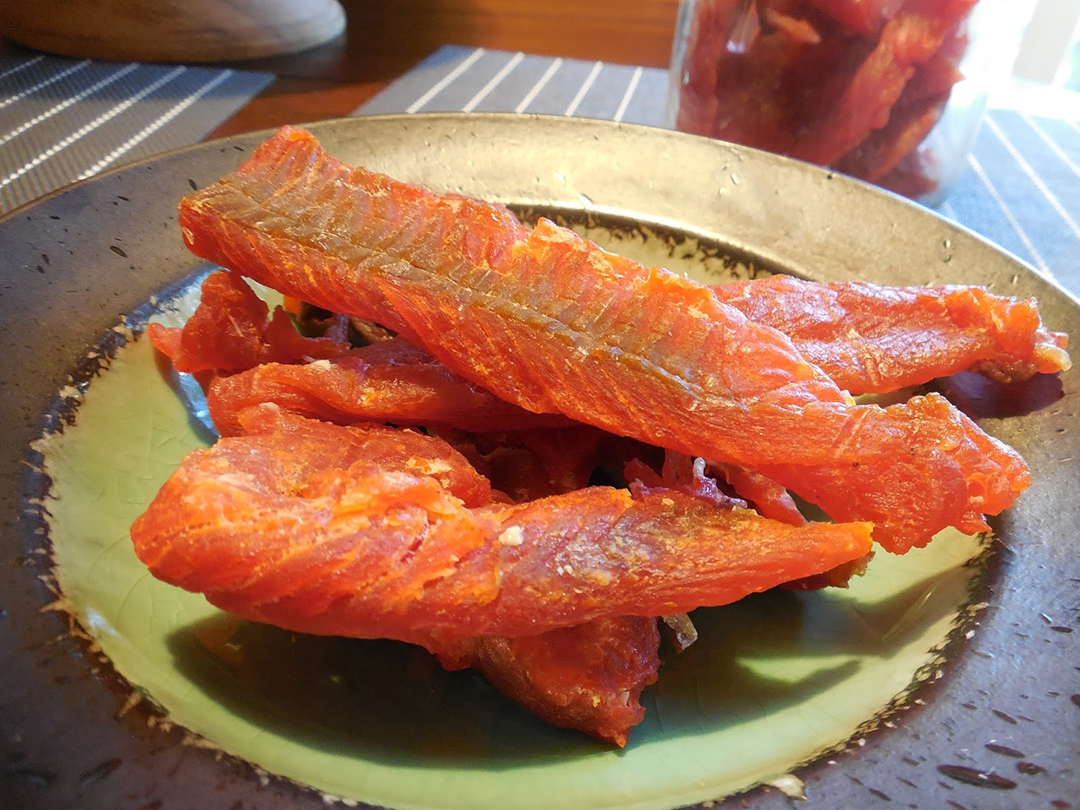 烤鲑鱼干时,别直接放烤箱!多加这1步,鱼干更香更入味,不烧焦_鱼肉