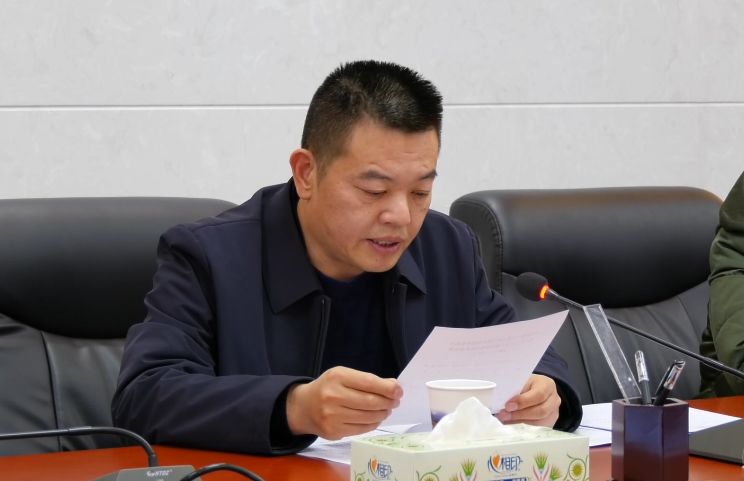 县人大常委会主任李必勇主持会议.