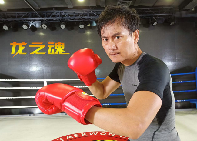 电影《龙之魂》讲述了唐龙(冯伟强 饰)为救治病危的母亲与好兄弟侯兵