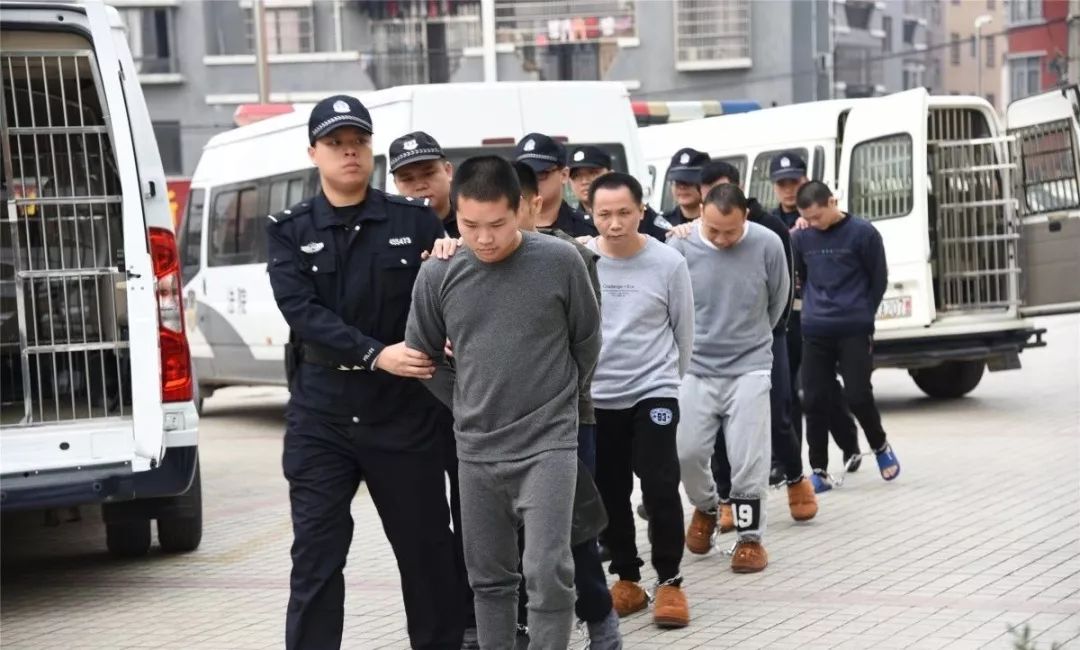 抓得好玉林这36名恶霸公开受审了你认识不