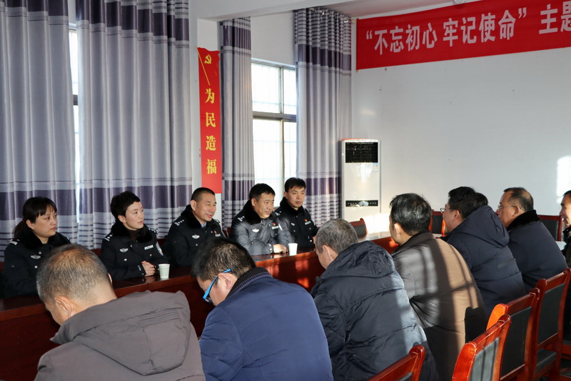 渑池县公安局长袁奇峰赴张村镇漏泉村慰问驻村工作队