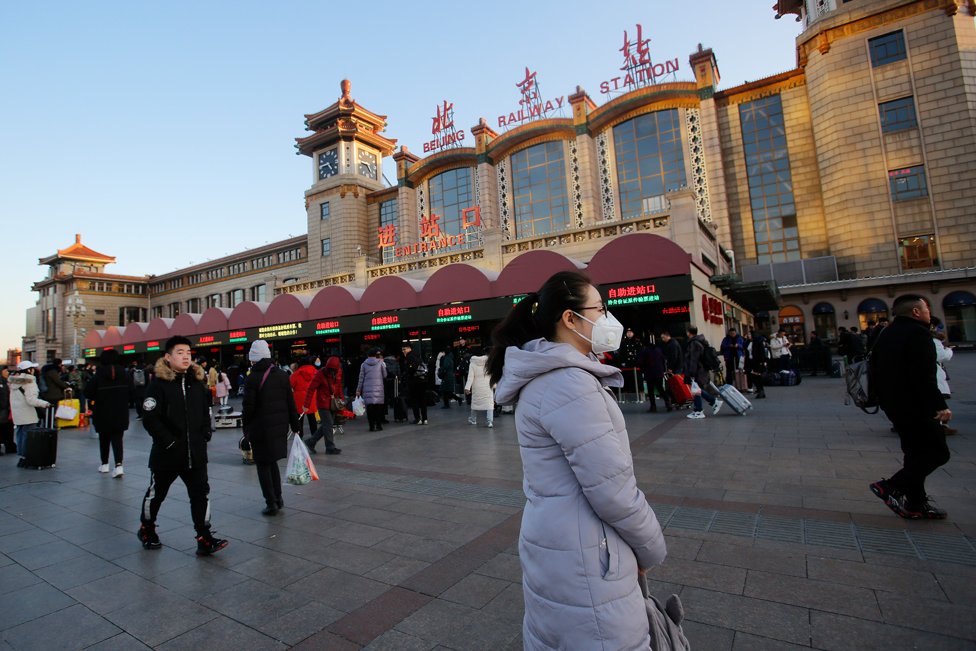 实拍北京火车站返乡潮,戴口罩旅客增加