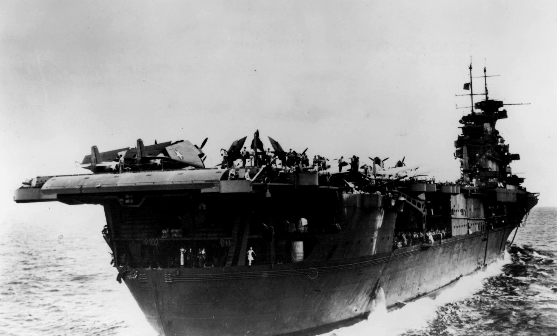 多次遭日军神风自杀攻击此航母却全身而退获颁20颗战斗之星