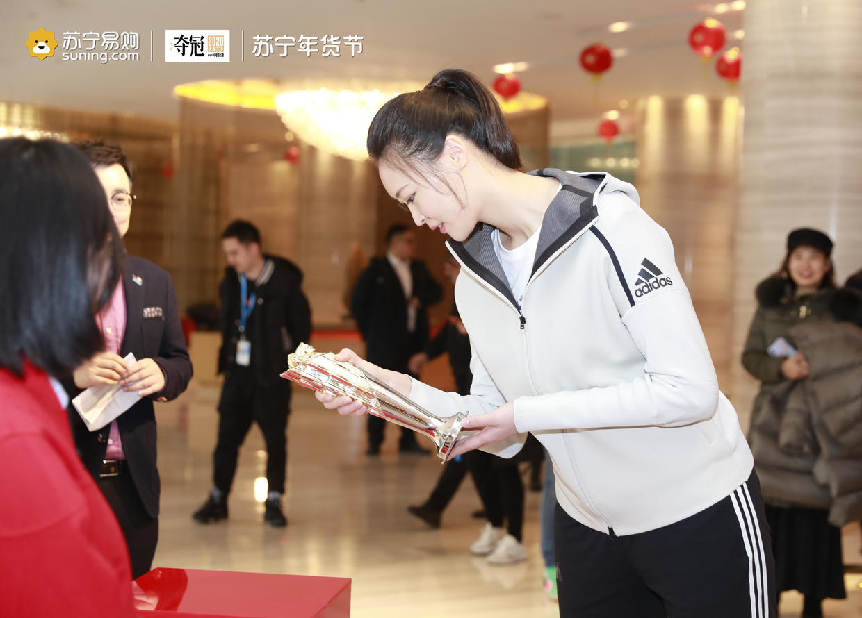 击掌惠若琪苏宁员工奋斗第一线春节不打烊