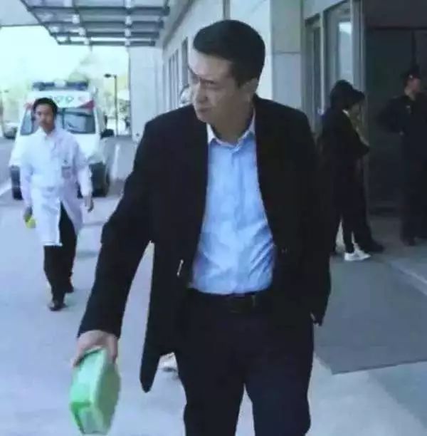 张嘉译我合同签了头发也剃光了他就把我给换了这不欺负人嘛