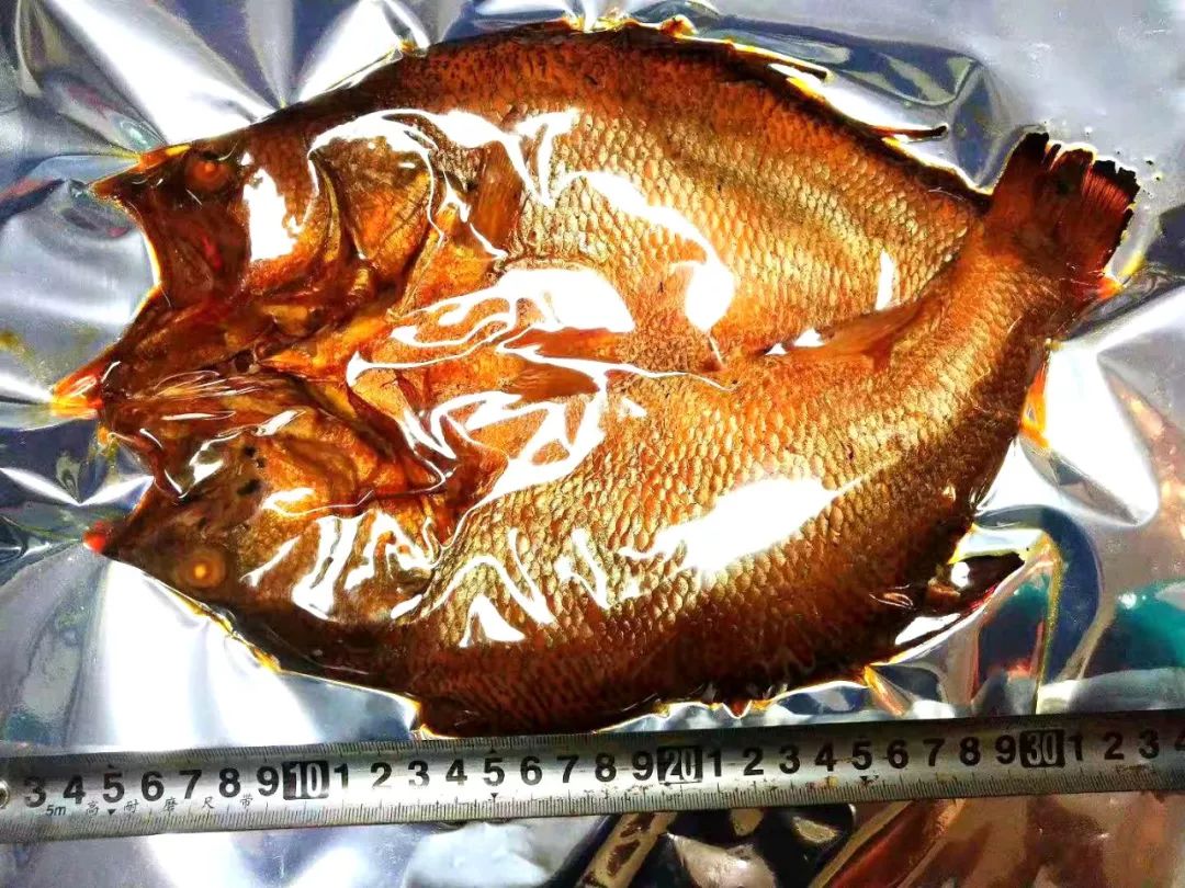 熏铜锣鱼扎实的口感淡水鱼不常有的蒜瓣肉留下焦糖般的甜蜜清香没有
