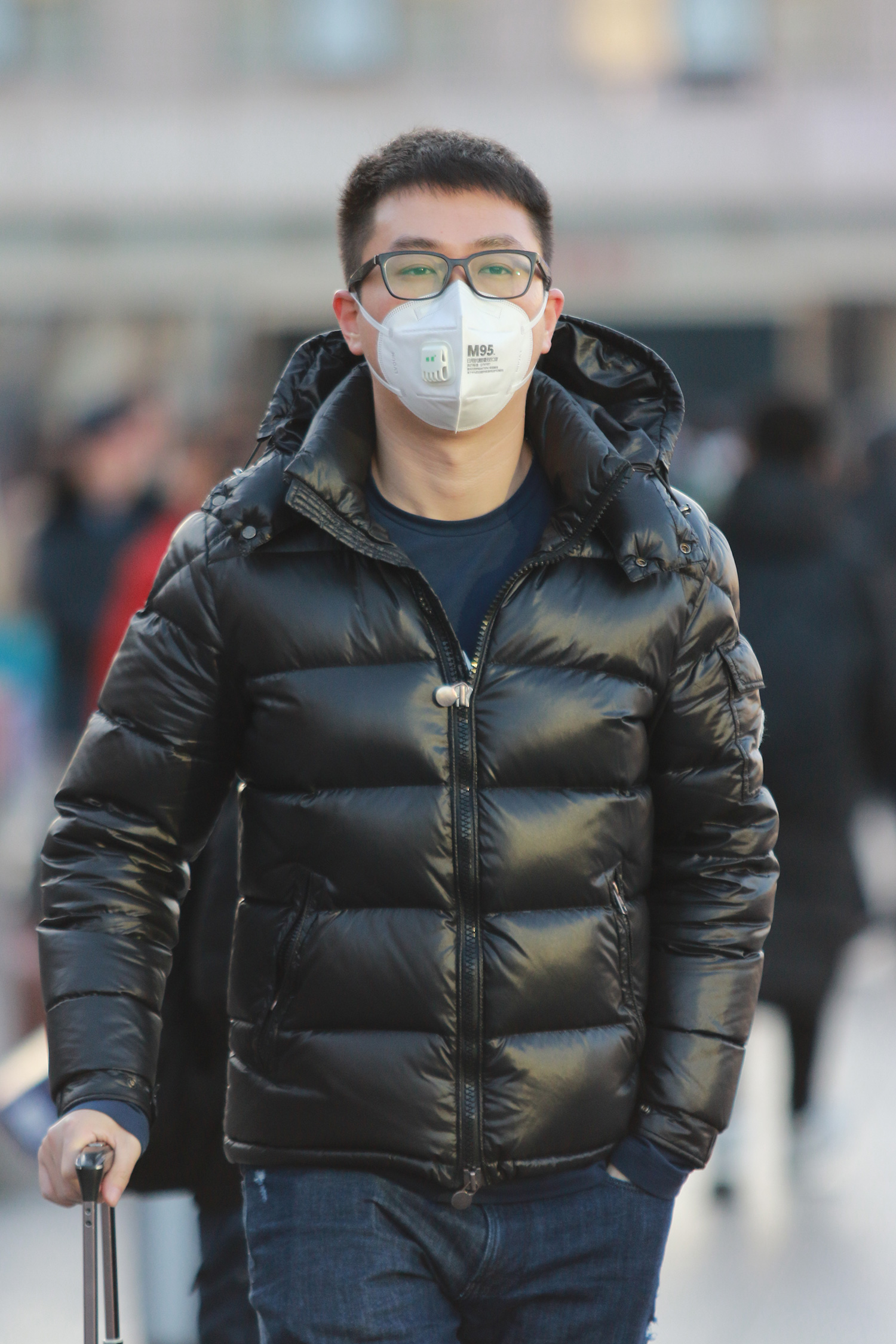 1/ 12 1月20日,北京火车站,旅客加强个人防护,戴上了口罩.