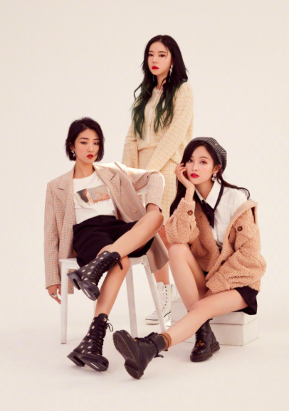 yamy翘二郎腿拍照大佬范十足吴宣仪蹲鞋盒托腮张紫宁站着