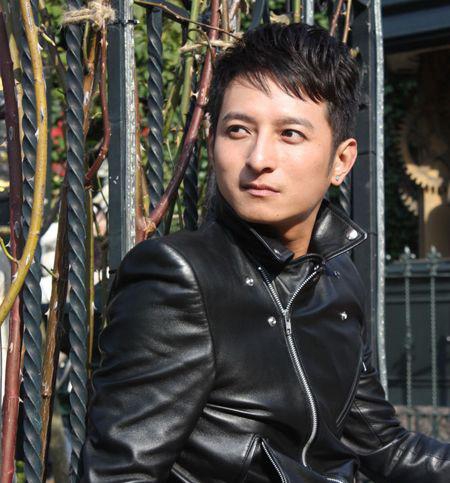 维嘉获神秘女子贴心披外套 搂肩同行并拥抱道别