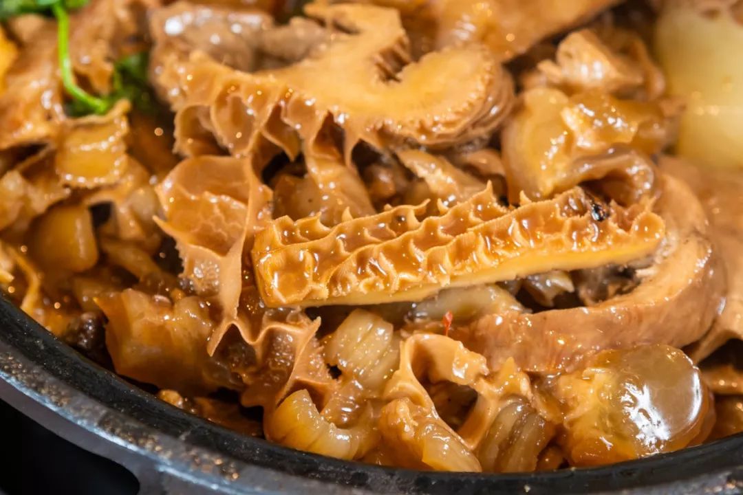 排队3小时就为这一口牛杂煲爆红广州30年连汤都不想剩下