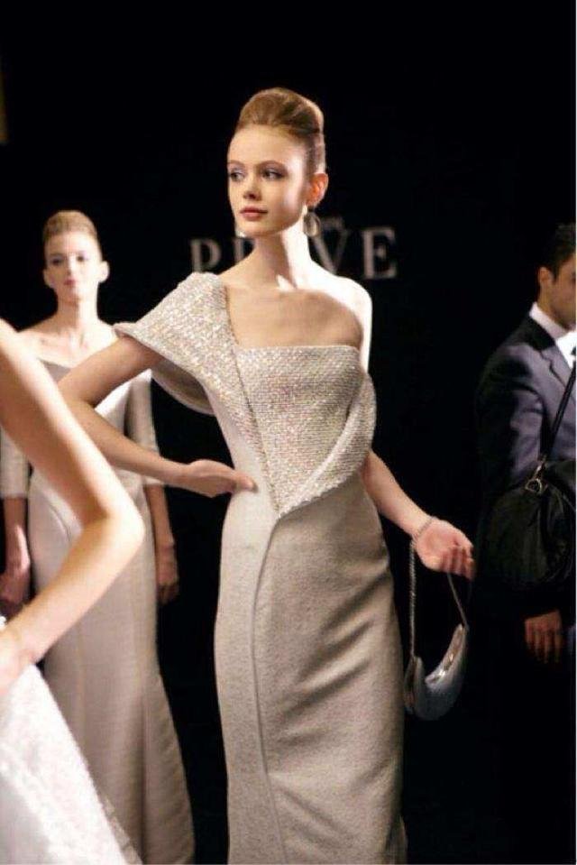 各种走秀,杂志,代言应接不暇,达达17岁时就买下了一套公寓,但她并没有