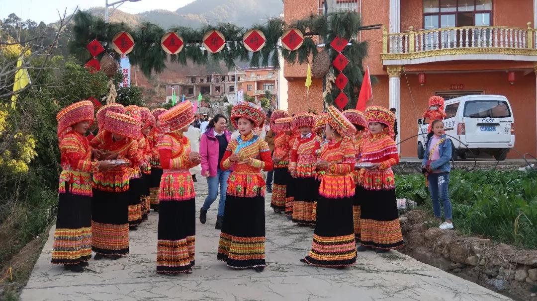 傈僳族阔时节来了打跳欢歌彩裙飘在凉山德昌过不一样的新年