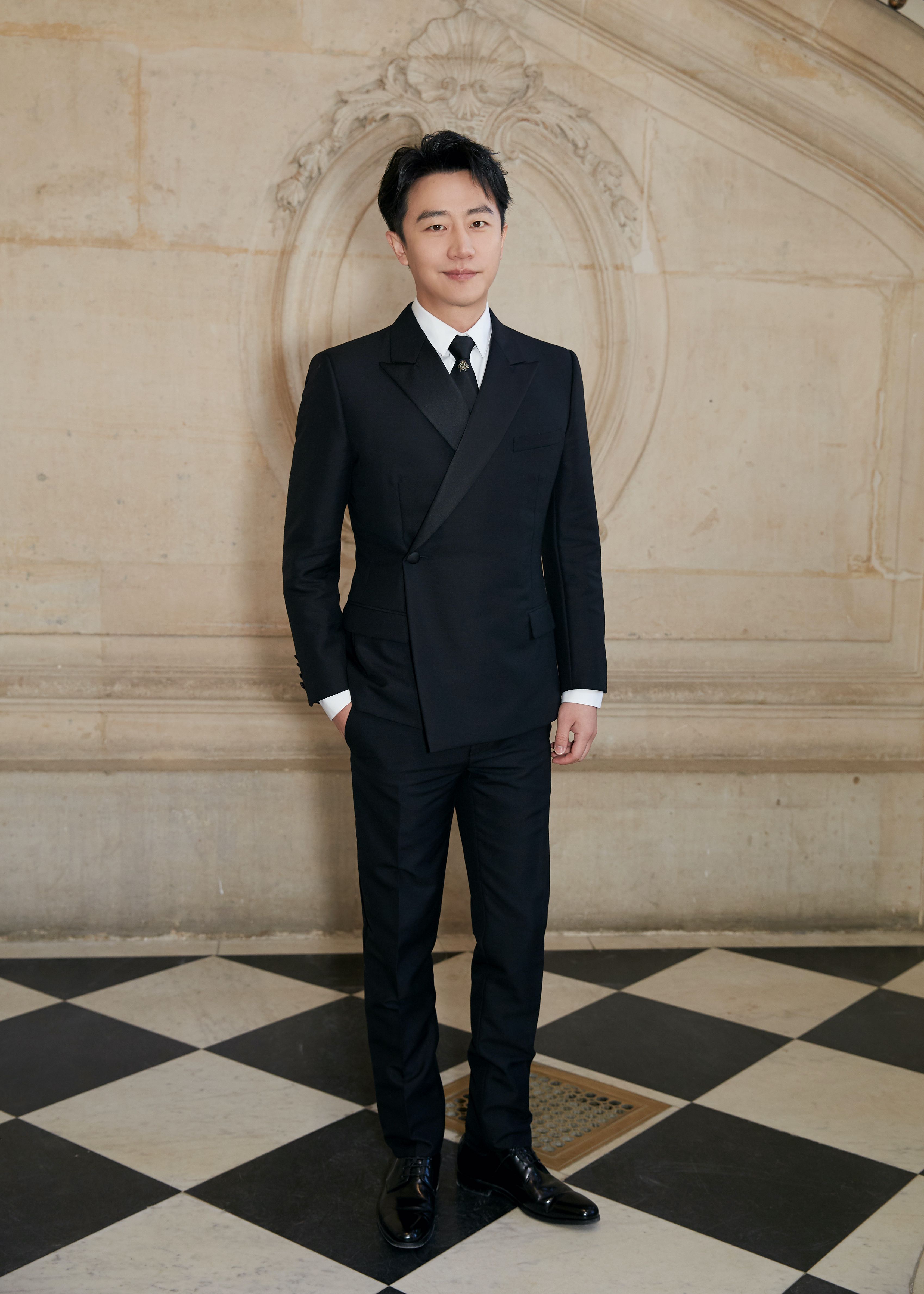 黄轩着经典款西装现身高订秀 街拍大片呈现电影质感