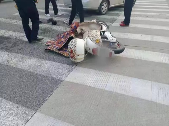 姜堰一路口发生车祸,电动车驾驶人不幸