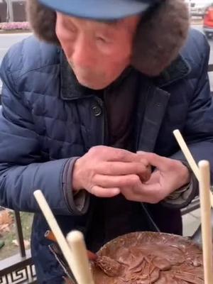 西安街头捏糖人的老爷爷