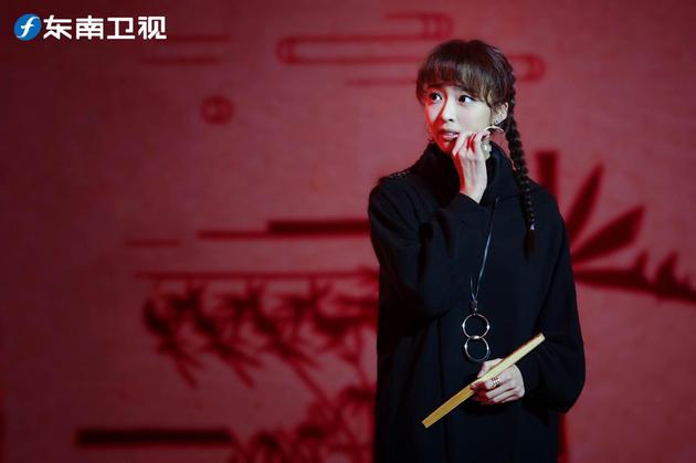 姬天语手拿扇子表演节目姬天语身穿蓝色旗袍照片搜狐娱乐讯 1月21日