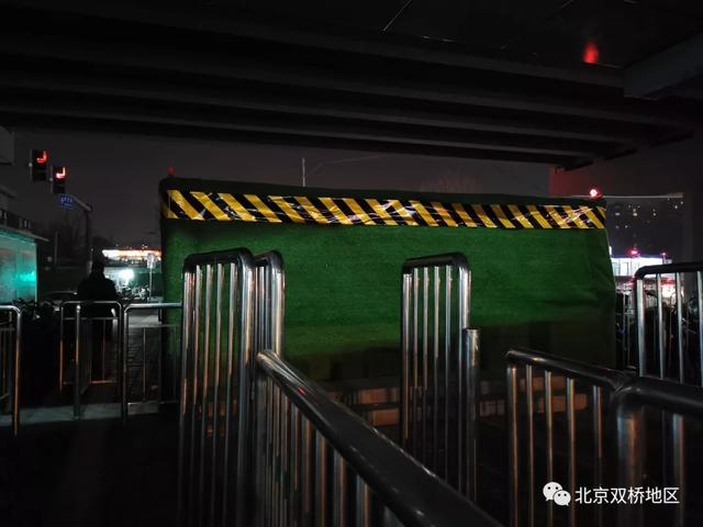 荒废十余年北京双桥地铁站外地下通道现围挡