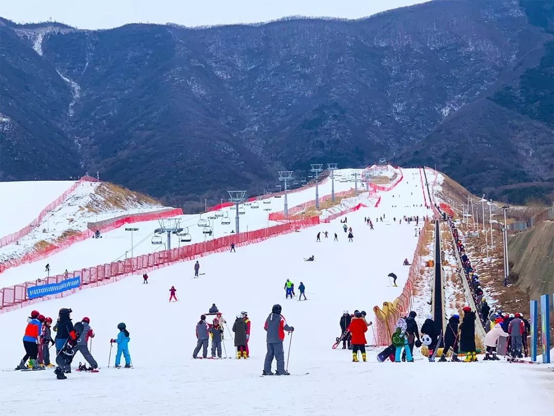 北京西山滑雪场地处海淀区温泉镇温泉冰雪体育公园内,距离中关村仅15