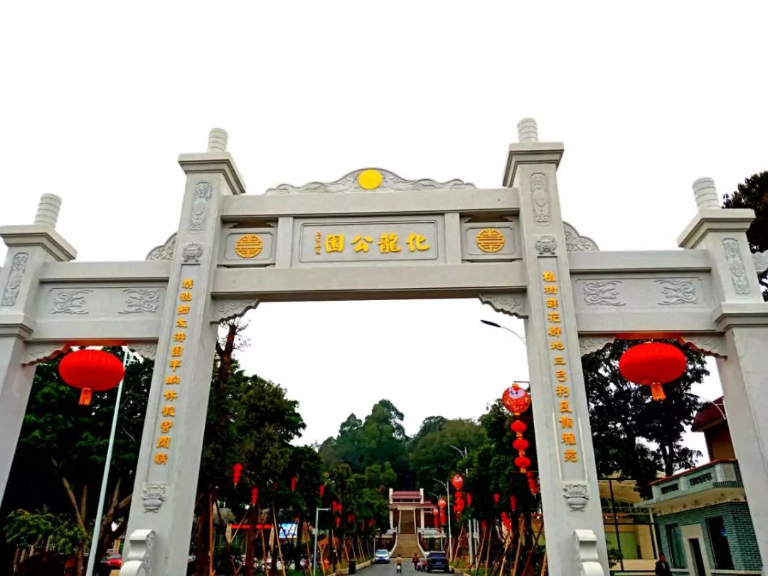 美如画大红灯笼高高挂化龙镇张灯结彩喜迎新春