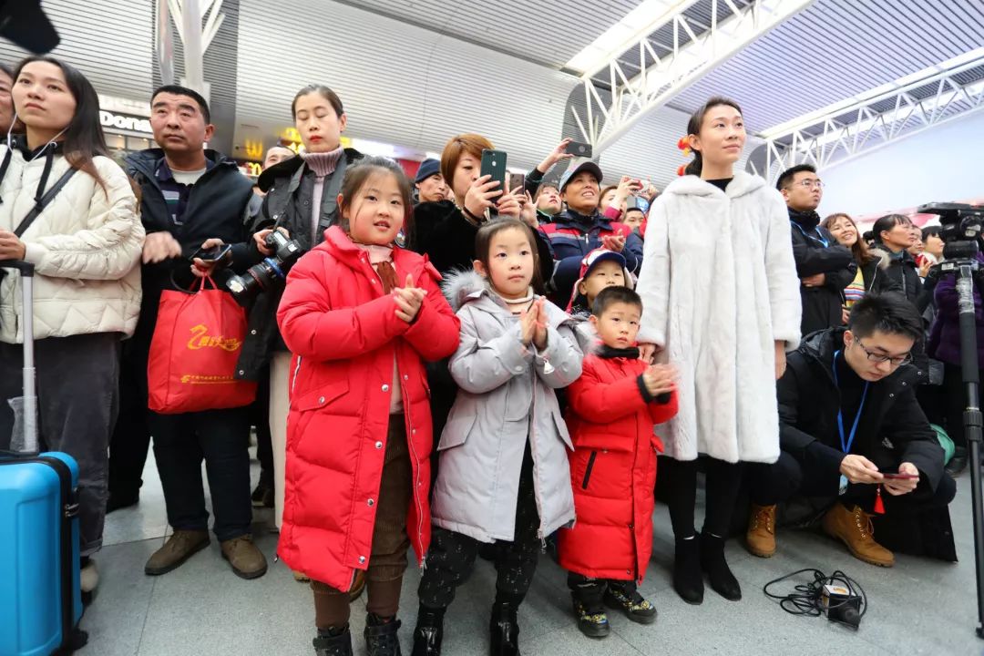 张树奎,胡崇炜,李琳,施恩波等领导和书法家们还心系坚守岗位的铁路