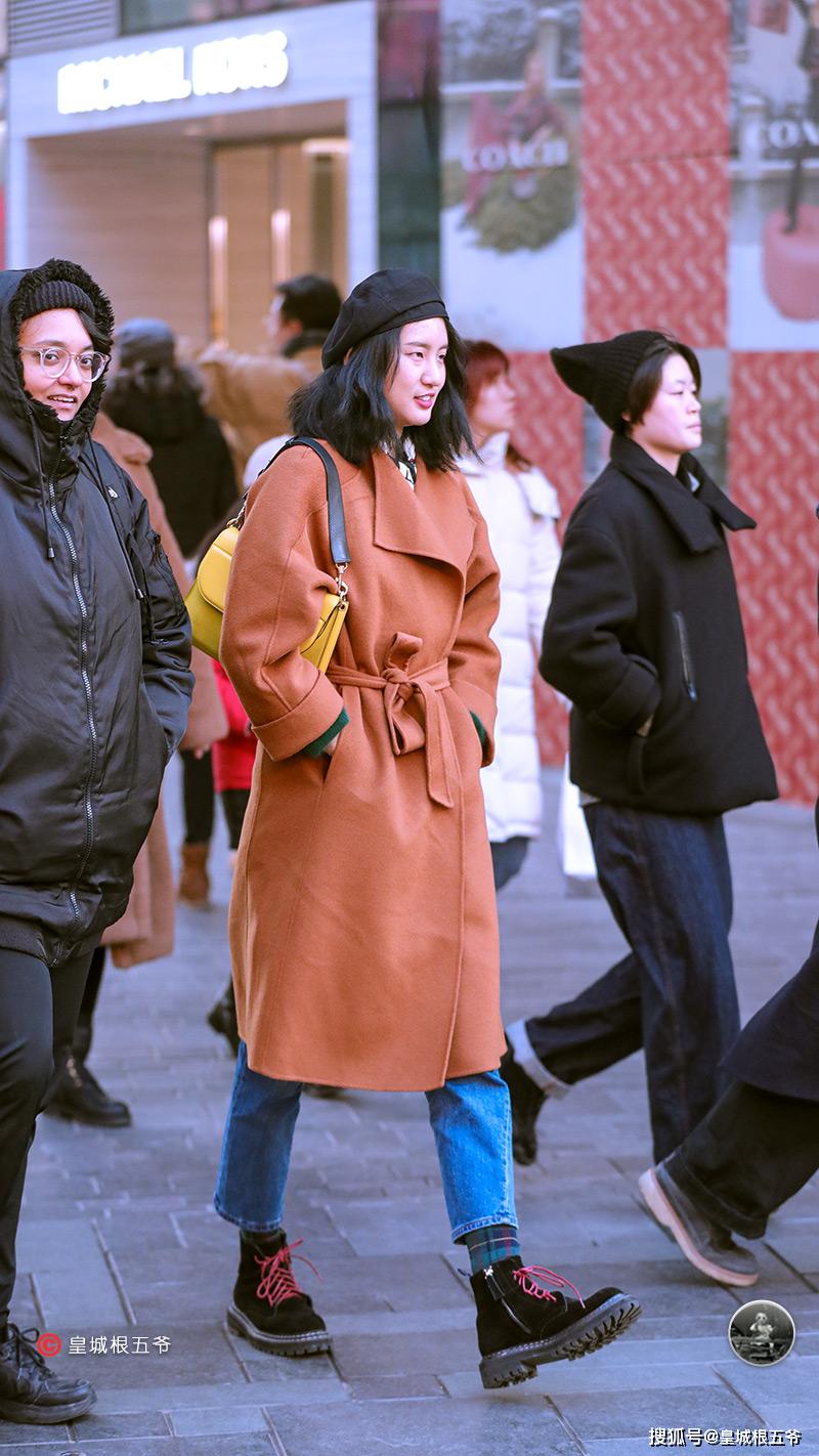 街拍:冬季日常穿搭,现在这个时代很多的女孩都很注重自己的形象