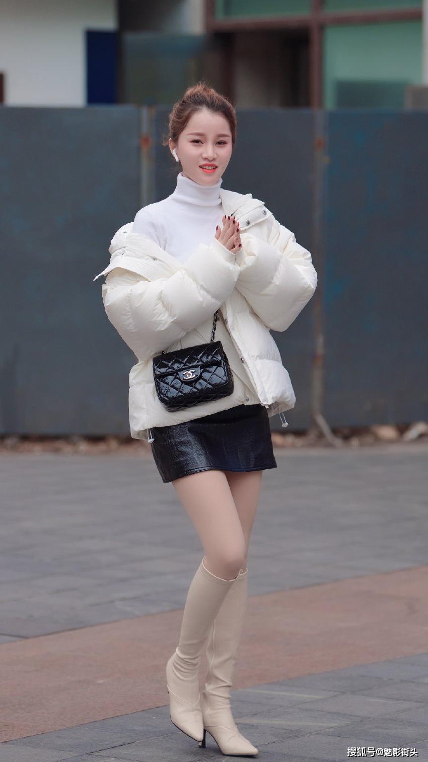 美女选择肉色丝袜还原皮肤颜色展现自然流畅的腿部线条