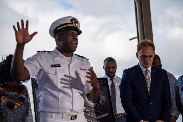 纪念珍珠港事件的英雄 美国首艘以黑人名字命名的航母_米勒