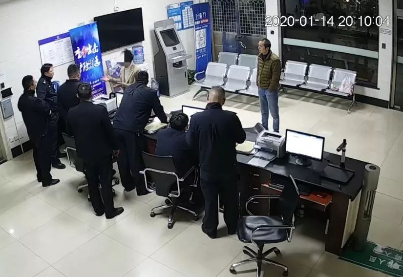 ▍小伙到派出所报案称自己被抢劫乘客变"劫匪"男子名叫吴凯(化名,贵州