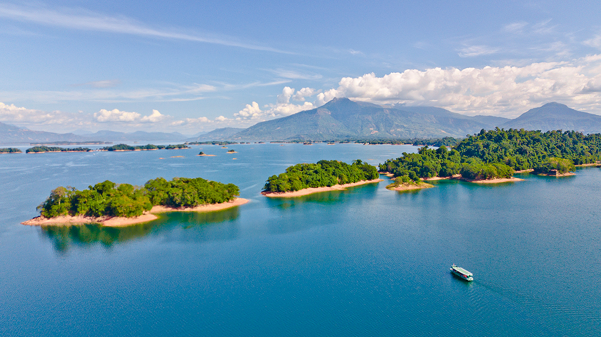 原创千岛湖泸沽湖景色等于老挝南俄湖一座如游戏场景般的异域湖泊