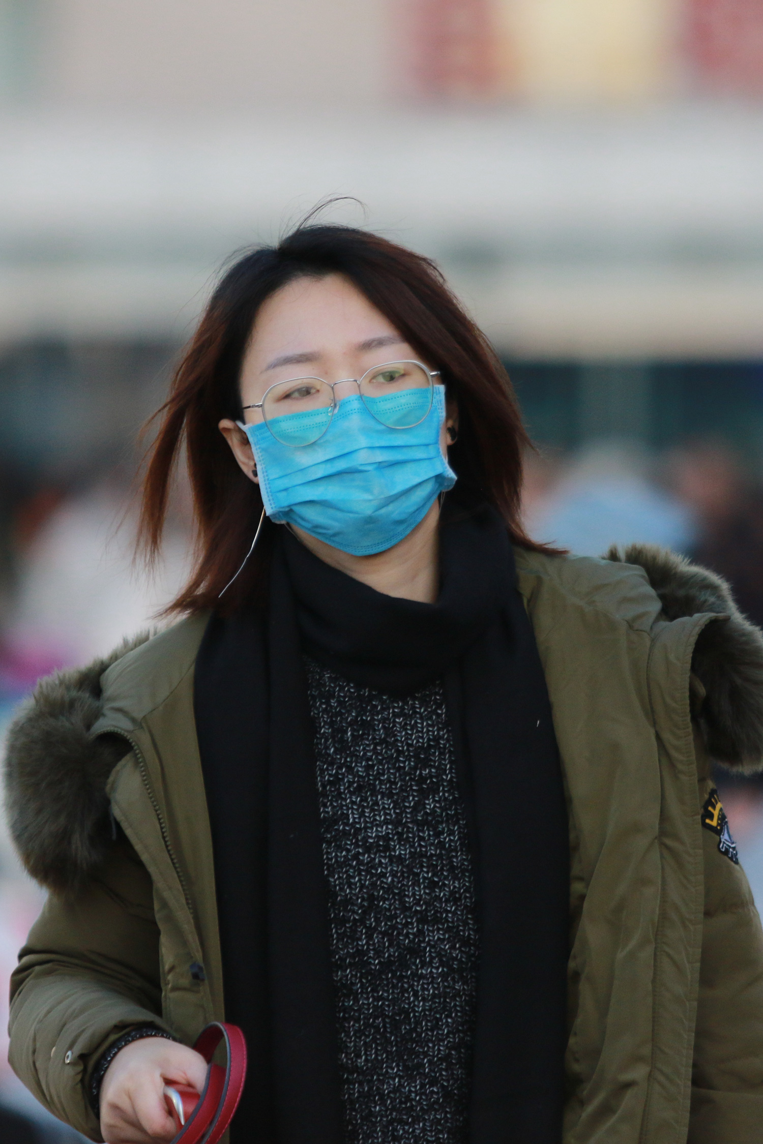 1/ 12 1月20日,北京火车站,旅客加强个人防护,戴上了口罩.