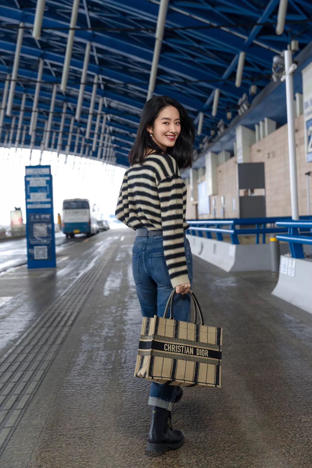 黄轩和杨采钰在巴黎遇到了陈飞宇还跟五个国模妹妹聊了聊女性主义