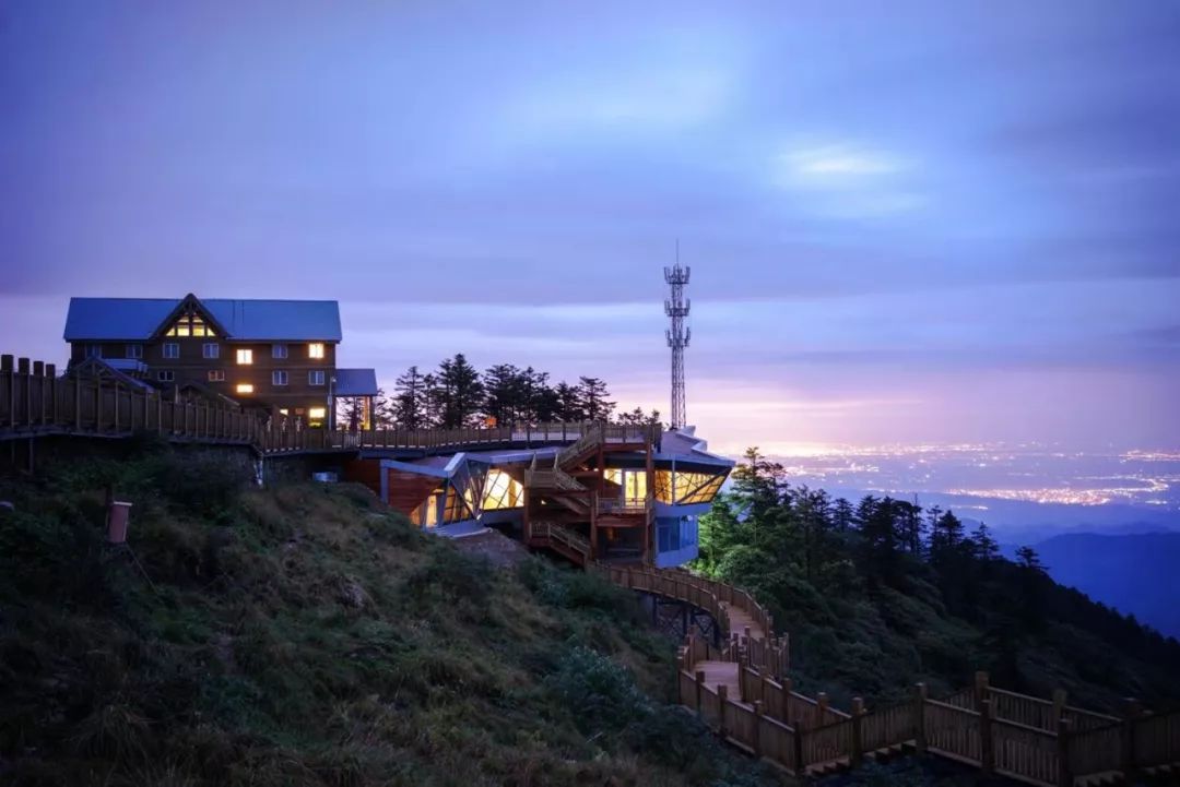 今年大年三十除夕夜(1月24日),西岭雪山景区内的一众酒店特别推出欢乐