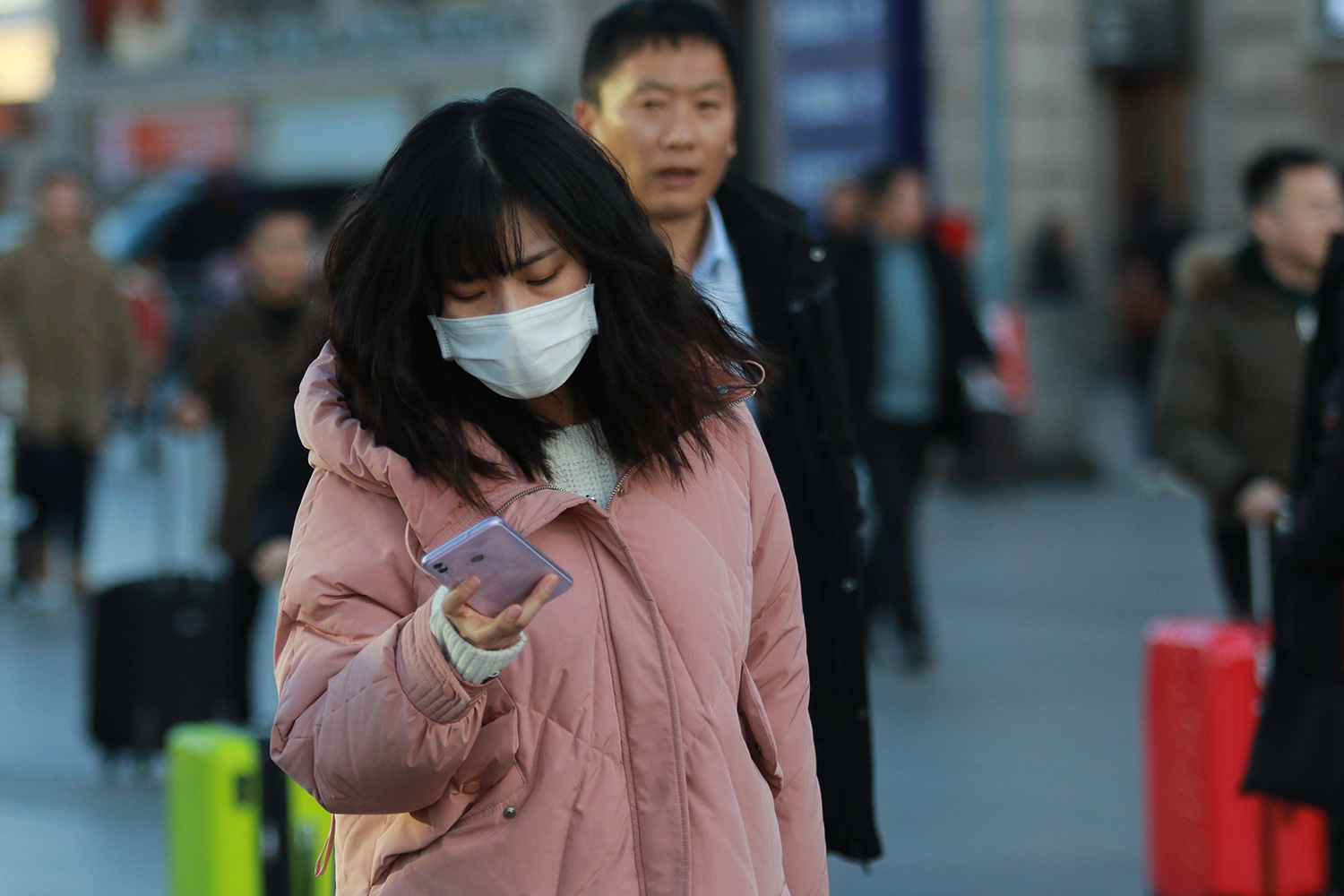 实拍北京火车站返乡潮,戴口罩旅客增加