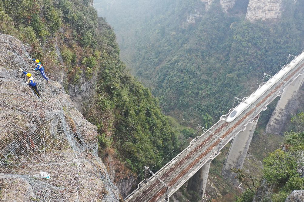 1月13日,在宜万铁路堰湾隧道上,巡山工对隧道上方山体进行巡查(无人机
