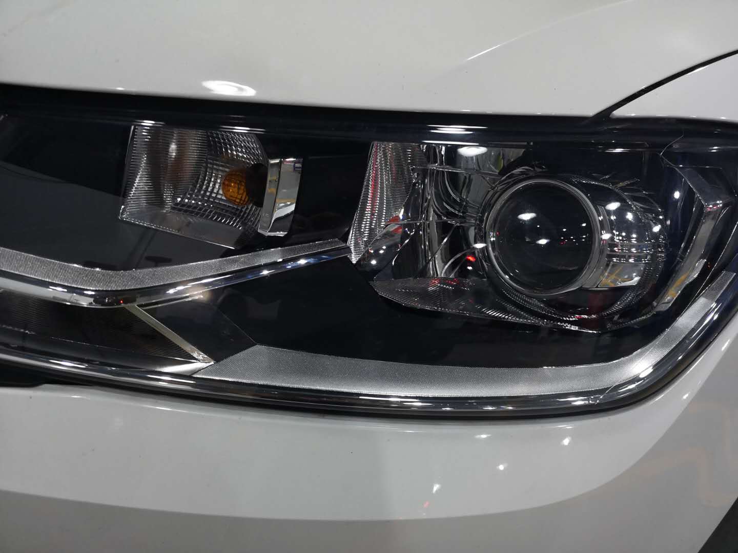 亚冬改灯 石家庄大众桑塔纳大灯不亮改装车灯透镜大灯总成