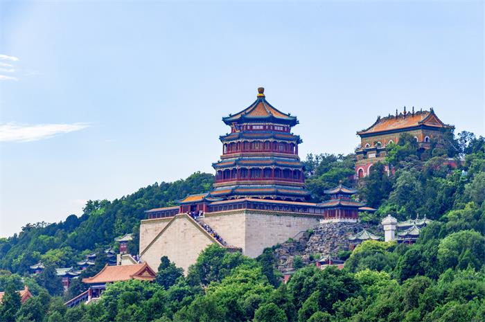 是清代大型皇家园林,它坐落在北京西北郊,与颐和园毗邻,由圆明园,长春