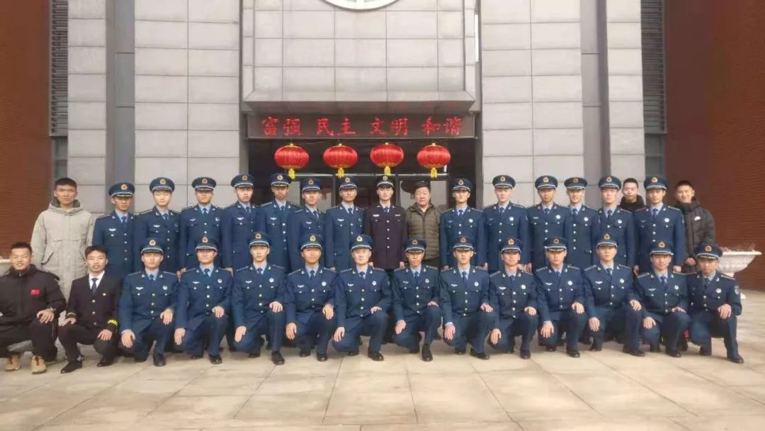 这张合影照片是育鹰人的最高"荣誉证书"!