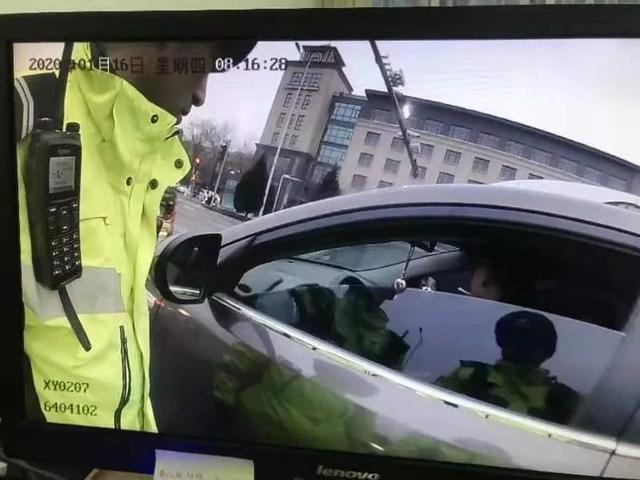 奇葩银川一男子开越野车占用brt车道不配合执法还辱骂警员被拘留