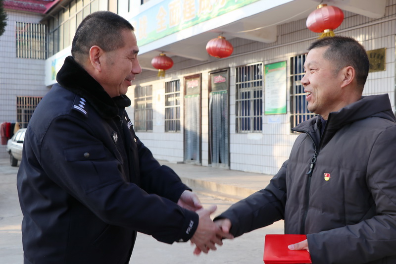 渑池县公安局长袁奇峰赴张村镇漏泉村慰问驻村工作队