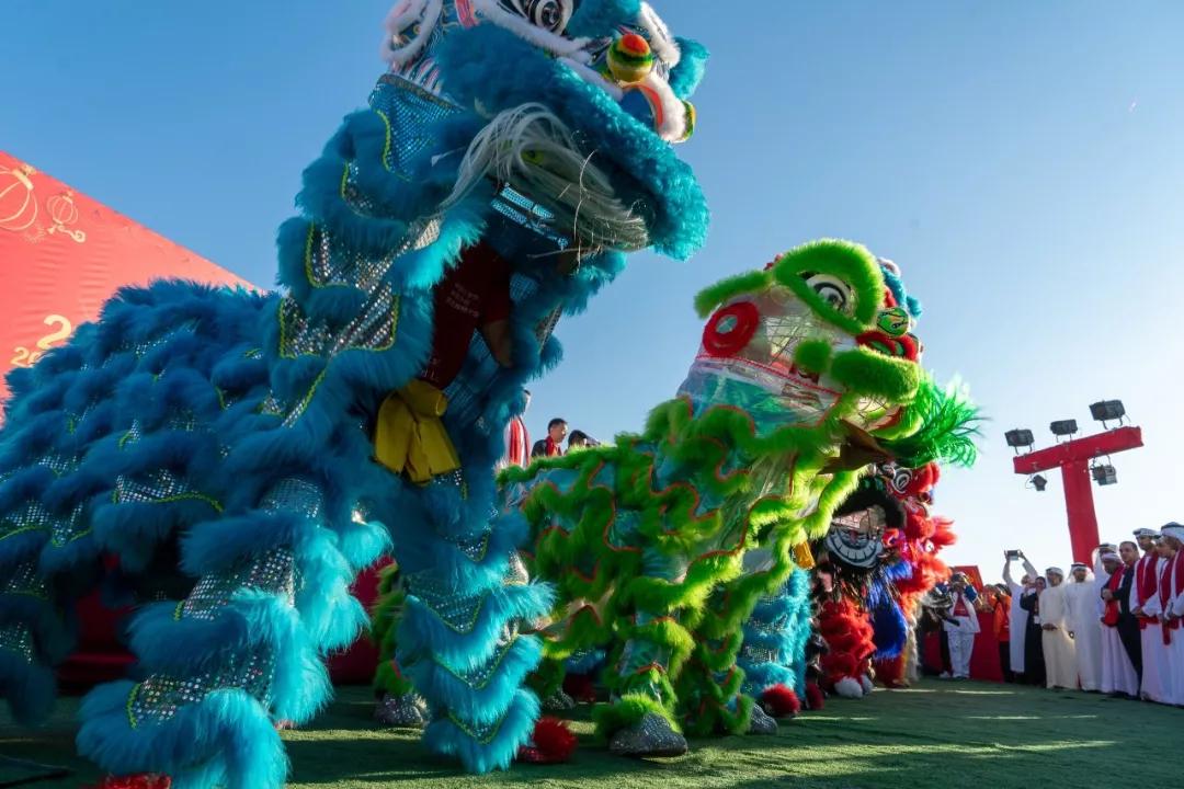 全世界过春节逛庙会挂灯笼舞龙舞狮这么热闹的景象竟然是在国外