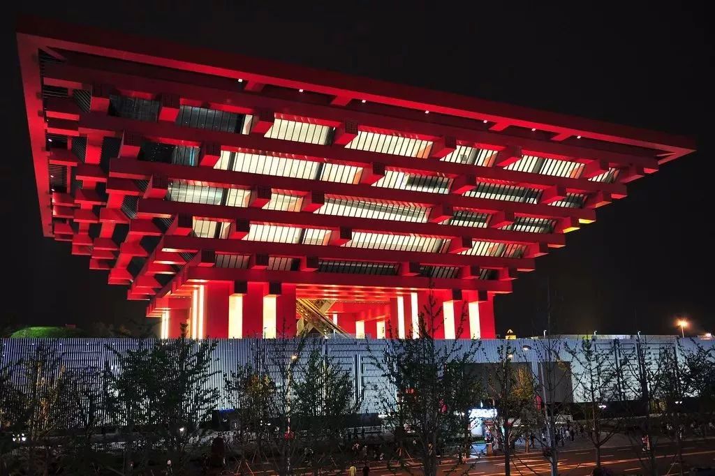 因为建筑能展现红色所独有的常常将它大胆运用到建筑中,中国人喜爱