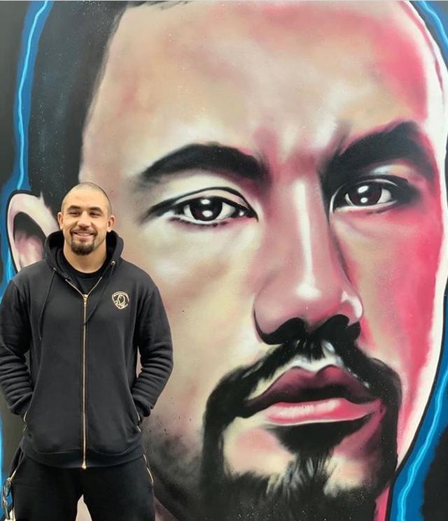 腰带持有者退出ufc,为幼女捐骨髓,白大拿盛赞父爱无敌_罗伯特·惠特克