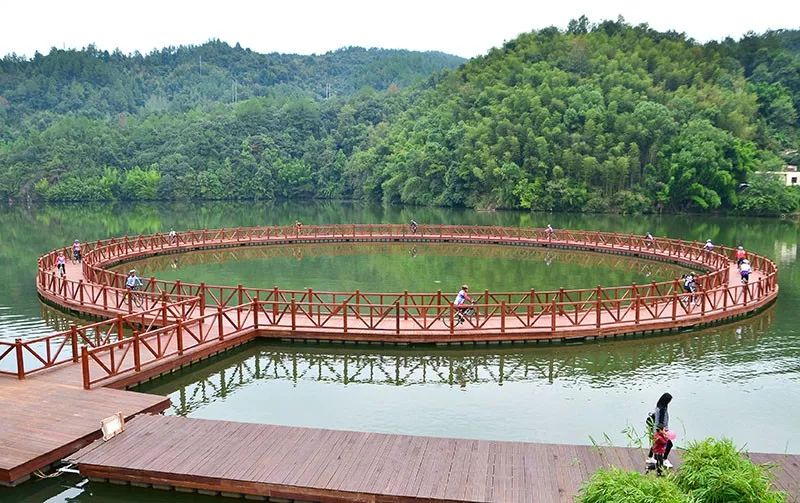 南湖國際垂釣體育運動基地及眾和養生谷項目位於上猶縣東山鎮清湖村梁