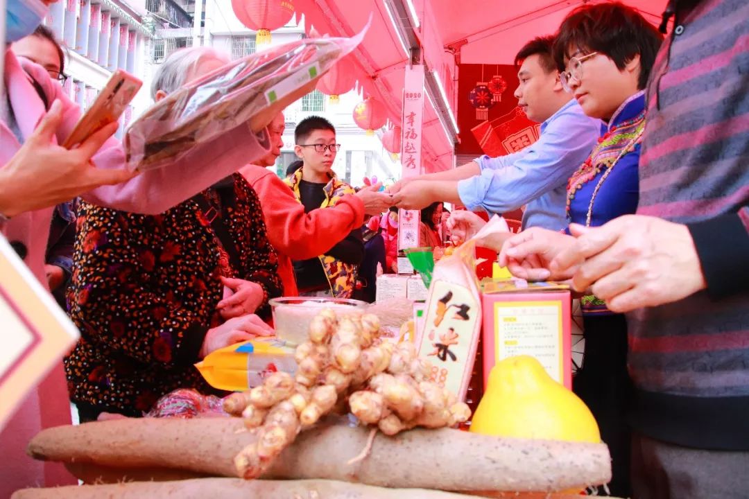 連山特產亮相廣州花市 網紅縣長,著名主持人鄭達現場合體帶貨