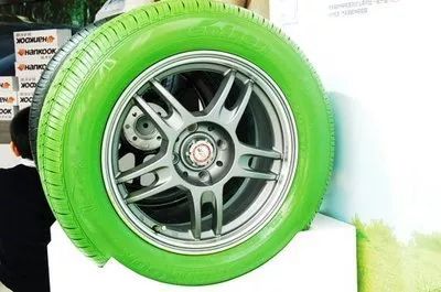 与由炭黑与橡胶制成的常规轮胎不同,绿色轮胎是用白炭黑,橡胶以及尼龙