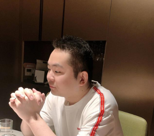 lol洞主直播抽奖出问题50错抽成10000协商不成直接和弹幕喷了起来