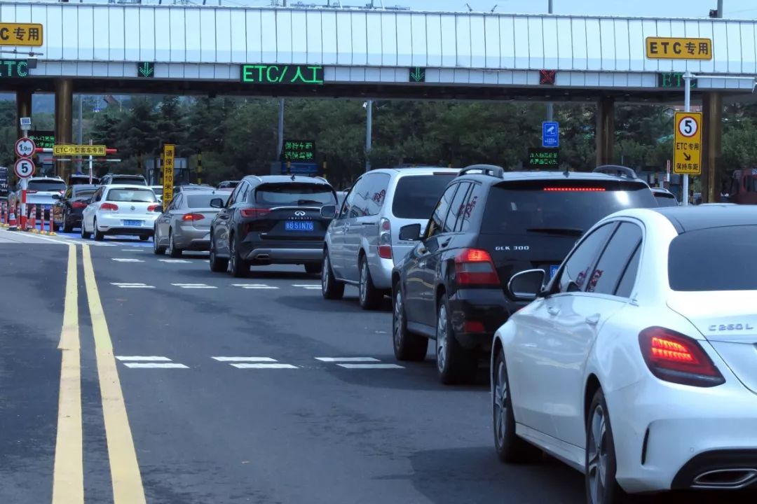 青岛人速看,小车免费跑高速,这笔钱铁定能省下!
